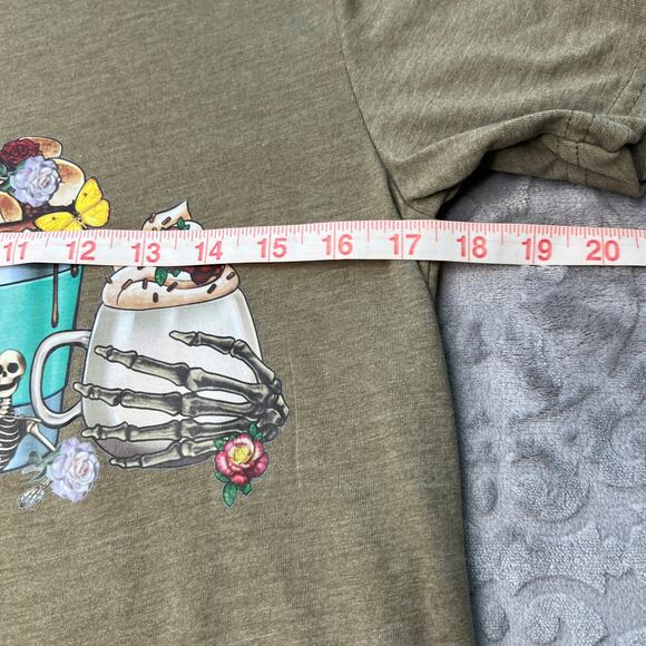 Halloween Skeleton Latte Vneck Green Tee Medium - Picture 5 of 6